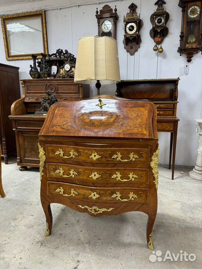 Антикварный секретер в стиле бомбе