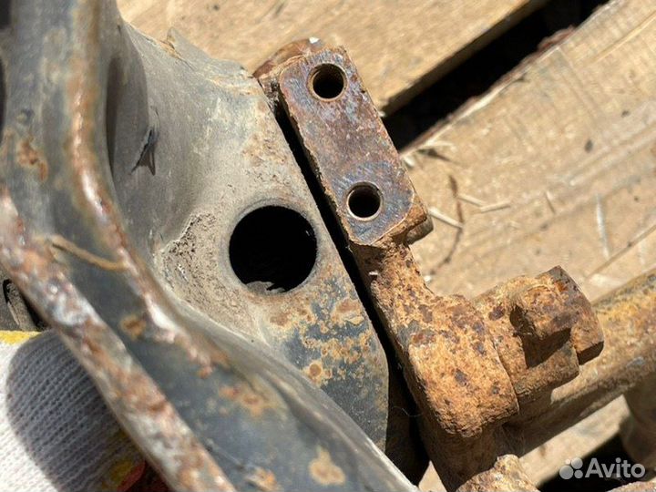 Кулак поворотный передний левый Mercedes-Benz