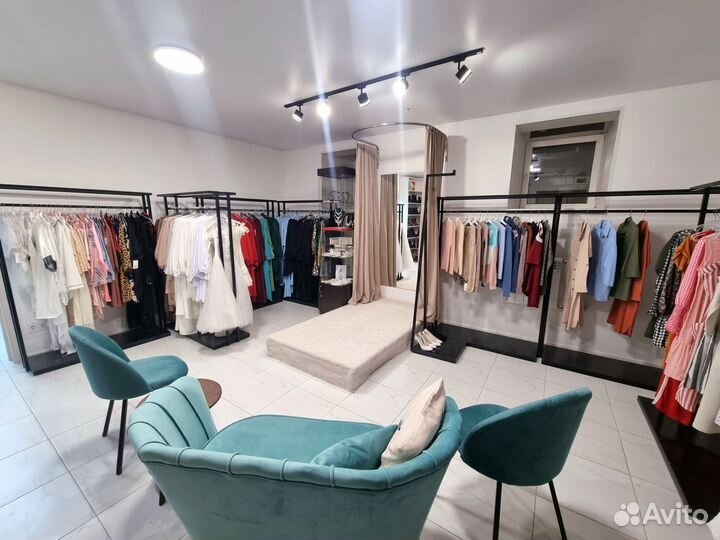 Аренда рейла, вешала, полки в шоу-руме
