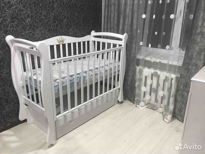 Детская кроватка и комод 