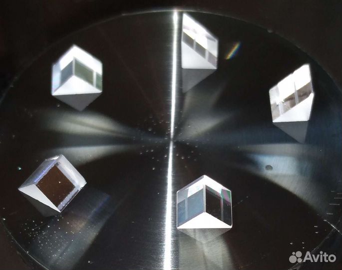 Оптическая линза треугольная