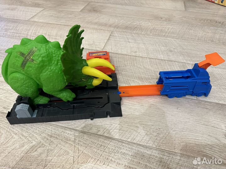 Hot Wheels Игровой набор Разгневанный трицератопс