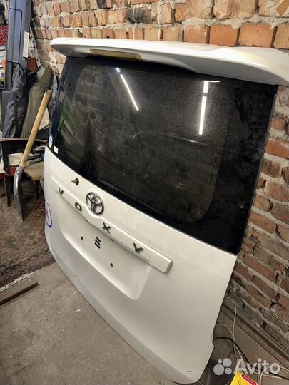 Крышка багажника Toyota Voxy