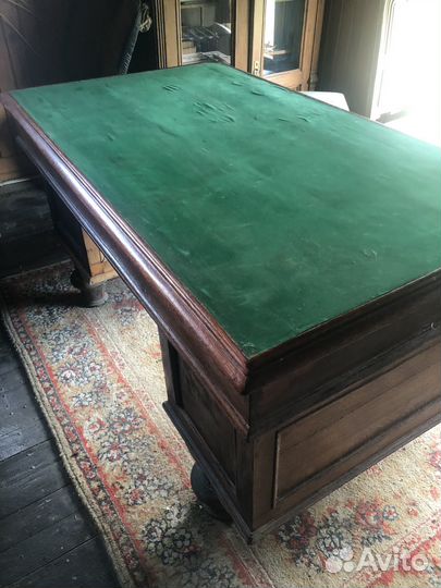 Два книжных дубовых шкафа и письменный стол