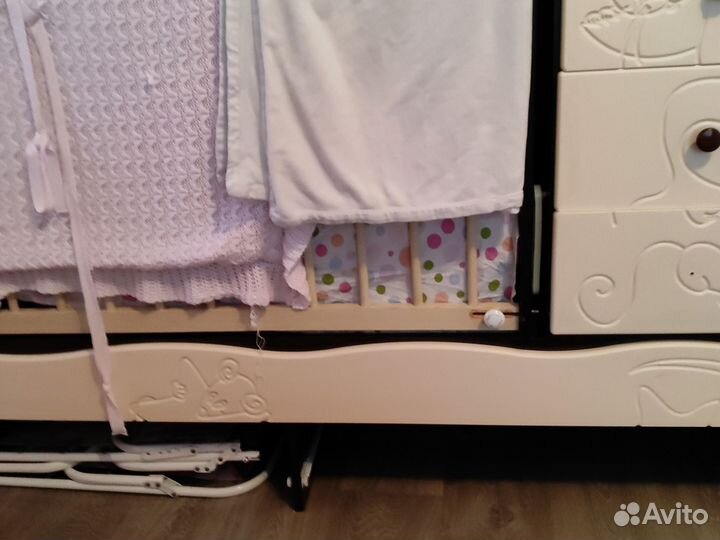 Детская кроватка с маятником и комодом