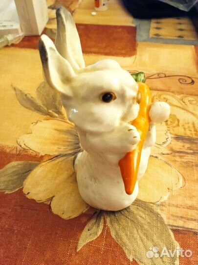 Заяц с морковкой