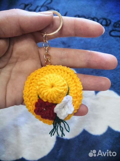 Вязаный брелок шляпка