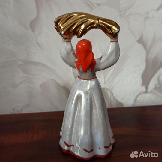 Статуэтка Девушка со снопом