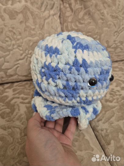 Голубой вязаный осьминог