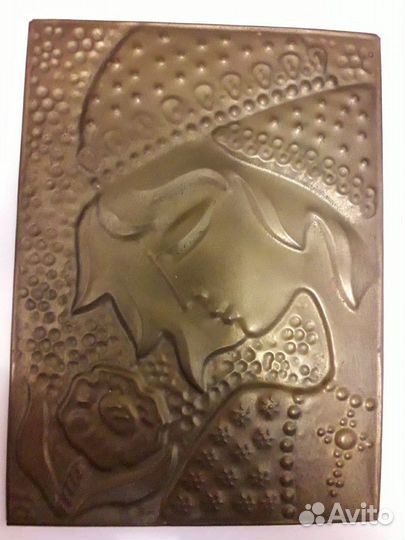 Чеканка Девушка с цветком