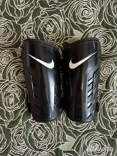 Футбольные щитки