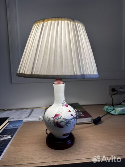 Лампа настольная с абажуром