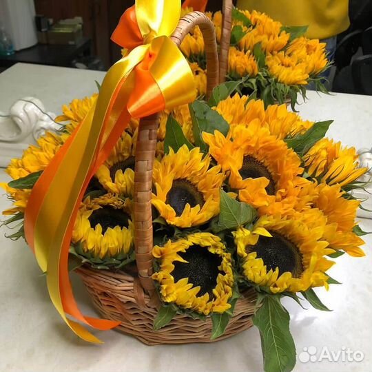 Подсолнухи цветы в букете коробке корзине