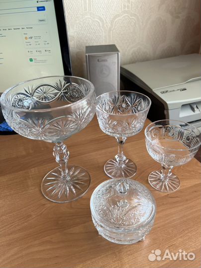 Хрустальные вазы конфетницы на ножке