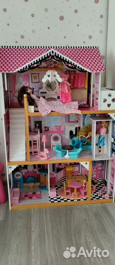 Большой кукольный домик с мебелью