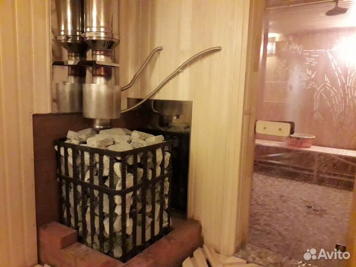 Русская баня на дровах на берегу реки