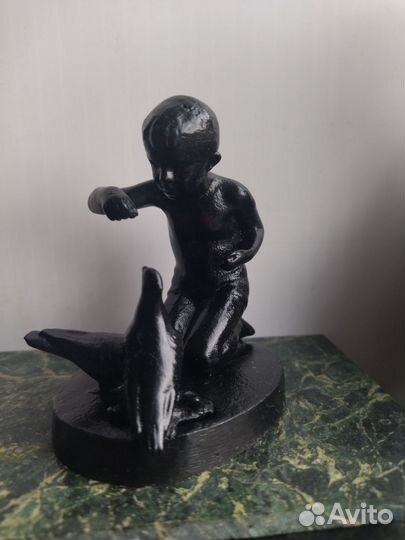 Статуэтка Мальчик с голубями