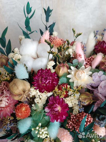 Корзина цветов. С подарком. Сухоцветы. Не завянут