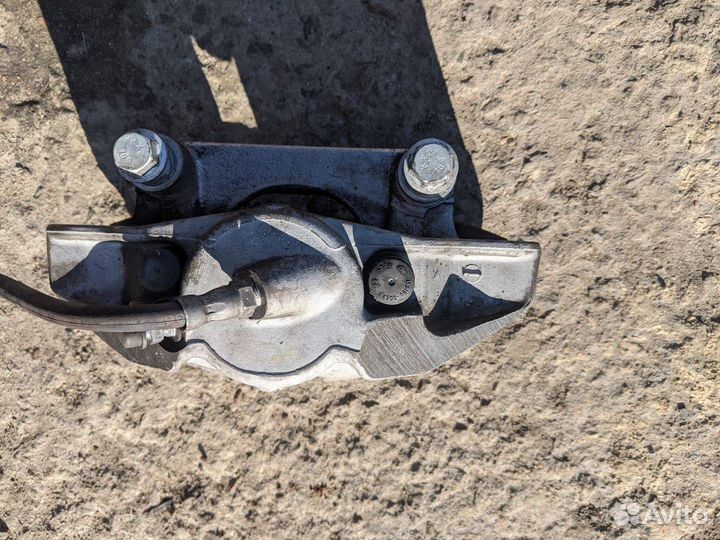 Суппорт тормозной передний левый BMW 5 6756303