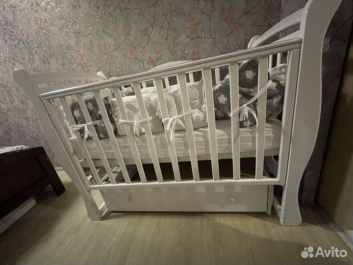 Детская кроватка с универсальным маятником