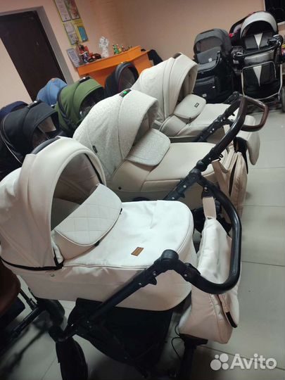 Коляска из светлой экокожи