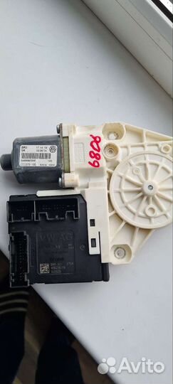 Моторчик стеклоподъемника 5N0959701F