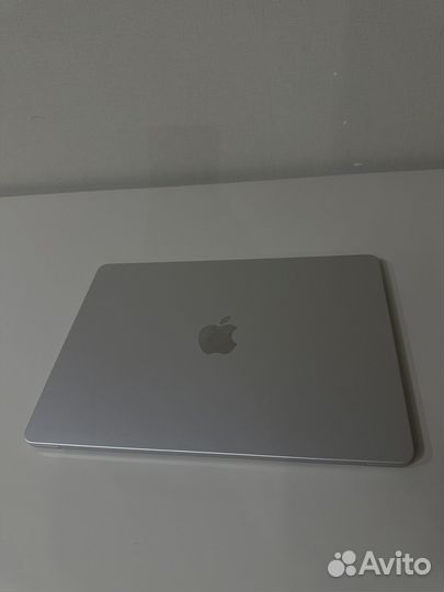 Apple MacBook air 13 2022 m2 RAM 8gb SSD 256gb