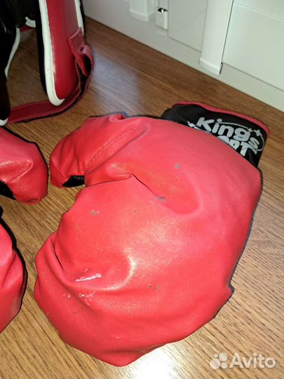 Боксерские перчатки и шлем для тэквандо