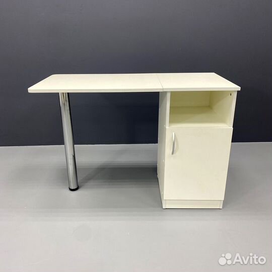 Маникюрный стол