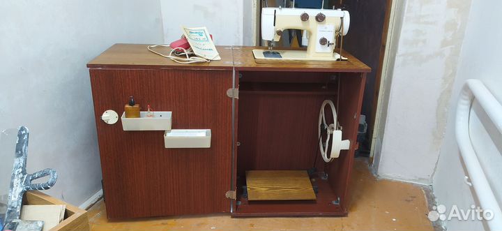 Швейная машинка чайка 142м с ножн. и электр. прив