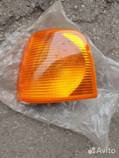 Поворотник левый Ауди 100, 1990 год