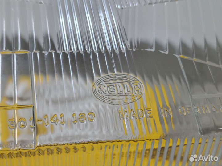 Правое новое стекло фары Hella/Magneti Audi 80 B4