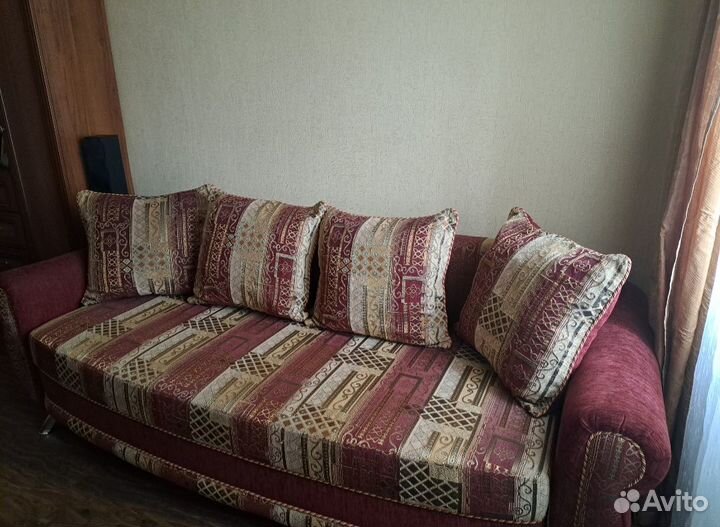 Диван б/у + пуф