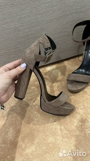 Босоножки на высоком каблуке