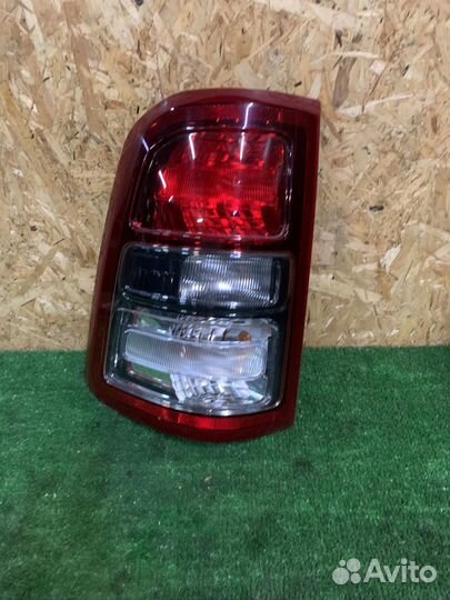 Dodge ram 2019- задний левый фонарь 68261577AE