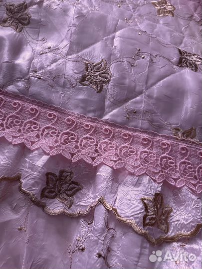 Покрывало на кровать розовое с рюшами и кружевом