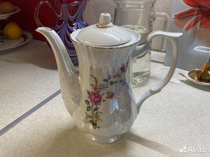 Тарелки, чайник, кофейник