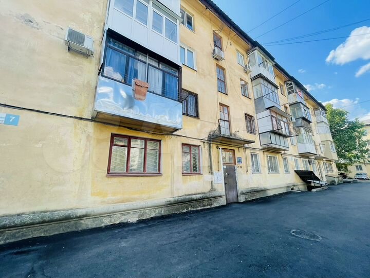 Доля в 2-к. квартире, 42 м², 1/4 эт.