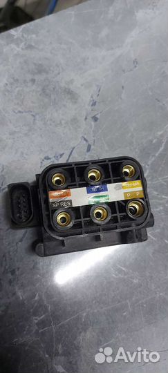 Блок клапанов пневмоподвески Мерседес