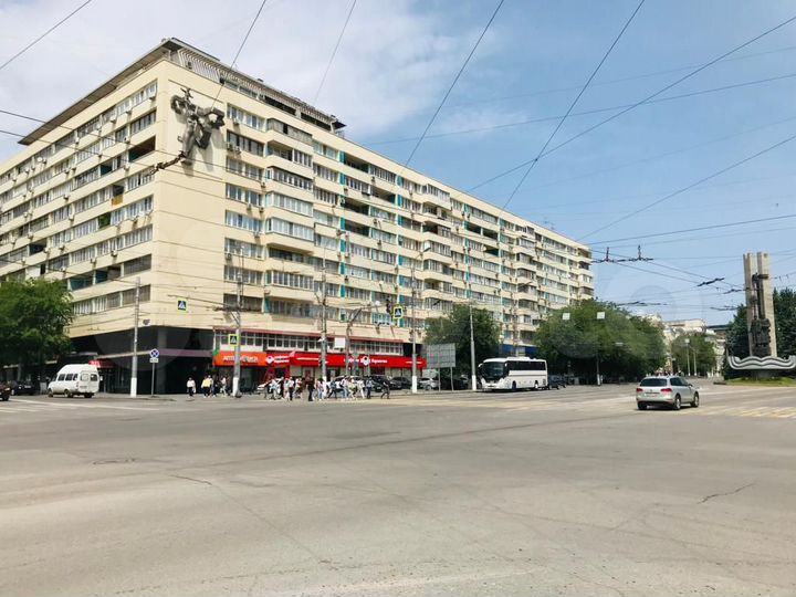 Помещение с витринами и парковкой на Ленина,445 м²