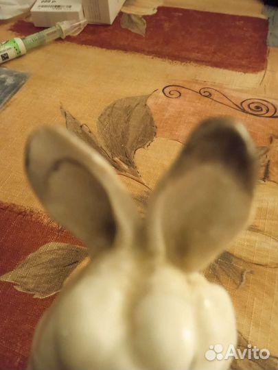 Заяц с морковкой