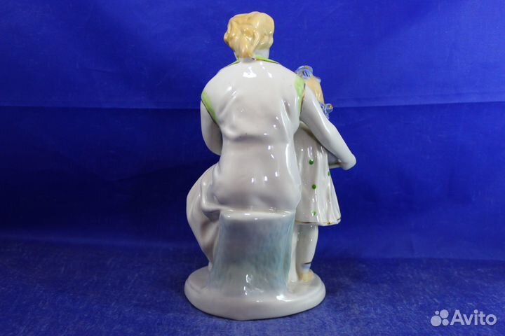 Фарфоровая статуэтка Первая буква книга чтение мам