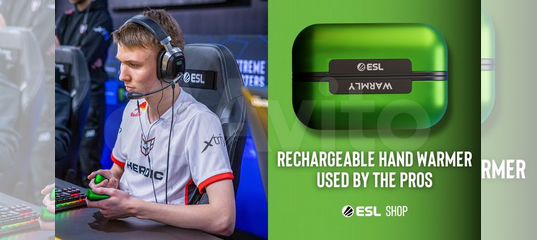 удивленный геймер с теплой грелкой в руке