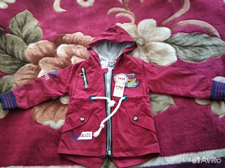 Комплект тройка: ветровка, кофточка, джинсы