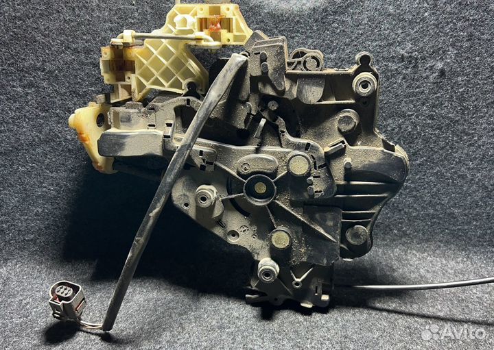 Замок сдвижной двери Volkswagen Caddy 3