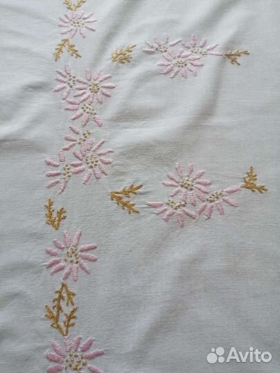 Скатерть с вышивкой овальная