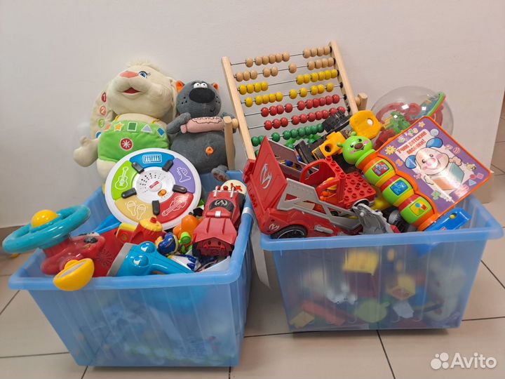 Ящик с детскими игрушками