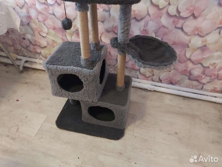 Кошачий домик с когтеточкой