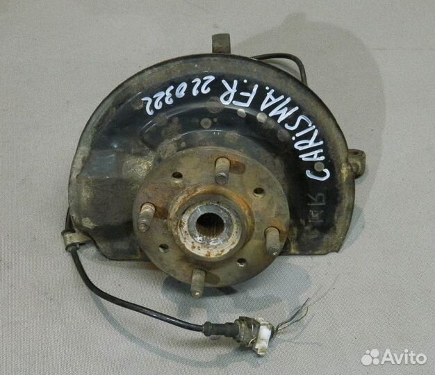 Кулак передний правый Mitsubishi Carisma