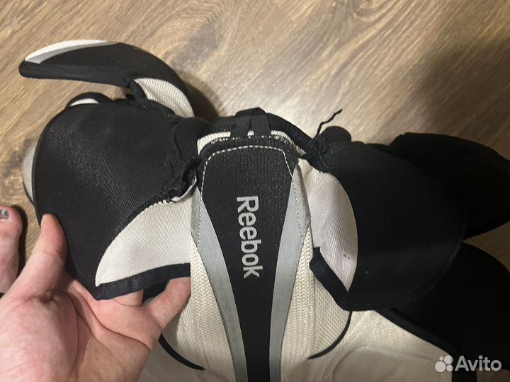 Нагрудник хоккейный reebok